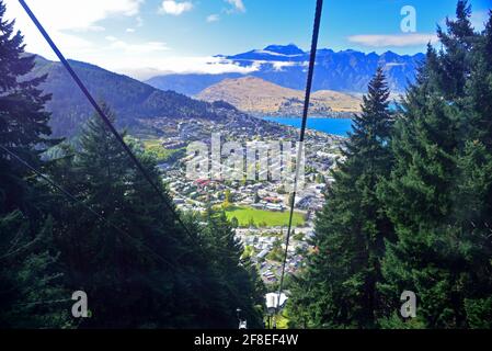 Die Gondel liegt nur fünf Minuten zu Fuß vom Zentrum von Queenstown entfernt und bringt Besucher hoch über Queenstown zum Skyline Complex. Die beste Aussicht Stockfoto