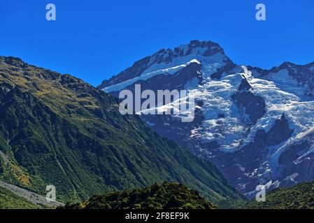 Der Aoraki Mount Cook National Park beherbergt die höchsten Berge und die längsten Gletscher. Es ist alpin im reinsten Sinne - mit schwingenden Gipfeln, Stockfoto