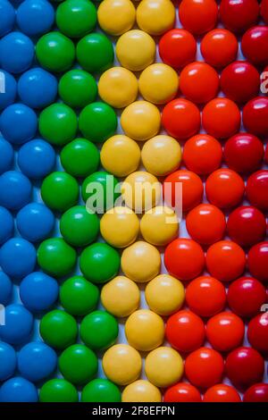 Süße Bonbons in hellen Farben, die flach liegen. Regenbogen Süßigkeiten Hintergrund Stockfoto