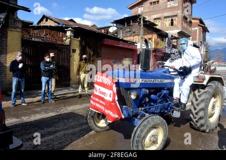 Srinagar, Jammu und kaschmir Indien 07. August 2020. Tapfere Männer covid Helden Sanitizing srinagar Stadt. Das Tragen von Kits und die Durchführung von Sicherheitsmaßnahmen sind in Sop d Stockfoto