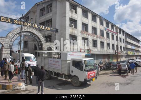 Team von Kit-tragenden Ärzten untersuchen den Gesundheitszustand von covid-19 Patienten in Quarantäne-Zentrum. Stockfoto