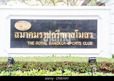 Schild am Eingang zum Royal Bangkok Sports Club Stockfoto