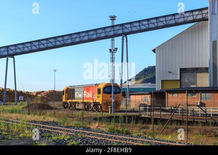 Eine Diesel-elektrische Lokomotive der KiwiRail DL-Klasse auf einem Gleisanbau in Mount Maunganui, Neuseeland Stockfoto