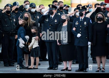 Washington, DC. April 2021. WASHINGTON, DC - APRIL 13: Logan Evans, Sohn, Shannon Terranova, Ehefrau, Abigail Evans, Tochter und Janice Evans, Mutter, beobachten und reagieren, wie der Capitol Police Officer William 'Billy' Evans am Dienstag, dem 13. April 2021, nach einer Ehrenniederlegung auf dem Capitol Hill in Washington, DC, durchgeführt wird.Quelle: Jabin Botsford/Pool via CNP Quelle: dpa/Alamy Live News Stockfoto