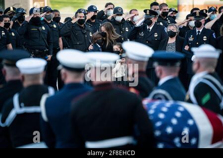 Washington, DC. April 2021. WASHINGTON, DC - APRIL 13: Logan Evans, Sohn, Shannon Terranova, Ehefrau, Abigail Evans, Tochter und Janice Evans, Mutter, beobachten und reagieren, wie der Capitol Police Officer William 'Billy' Evans am Dienstag, dem 13. April 2021, nach einer Ehrenniederlegung auf dem Capitol Hill in Washington, DC, durchgeführt wird.Quelle: Jabin Botsford/Pool via CNP Quelle: dpa/Alamy Live News Stockfoto