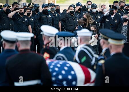 Washington, DC. April 2021. WASHINGTON, DC - APRIL 13: Logan Evans, Sohn, Shannon Terranova, Ehefrau, Abigail Evans, Tochter und Janice Evans, Mutter, beobachten und reagieren, wie der Capitol Police Officer William 'Billy' Evans am Dienstag, dem 13. April 2021, nach einer Ehrenniederlegung auf dem Capitol Hill in Washington, DC, durchgeführt wird.Quelle: Jabin Botsford/Pool via CNP Quelle: dpa/Alamy Live News Stockfoto