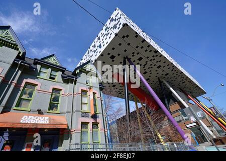 Toronto, Kanada - das Ontario College of Art and Design, mit einem zusätzlichen Gebäude auf Stelzen über einem älteren Gebäude. Stockfoto