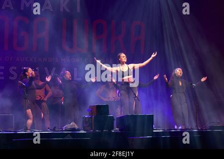 Weibliche Maori-Tänzerinnen treten beim Tamaki Herenga Waka Festival auf, einem Fest der Maori-Kultur in Auckland, Neuseeland Stockfoto