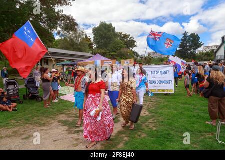 Menschen aus Samoa und Fidschi tragen ihre Nationalflaggen und nehmen an einer multikulturellen Parade Teil. Tauranga, Neuseeland Stockfoto