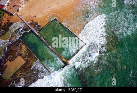 Drone/Aerial Blick auf den Felsenpool am Austinmer Beach in Wollongong südlich von Sydney, Australien. Das Bild wurde bei Sonnenaufgang aufgenommen. Stockfoto