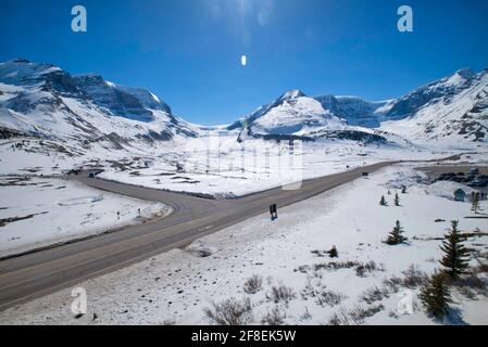 Das Columbia Icefield ist das größte Eisfeld in den Rocky Mountains. Das Hotel liegt in den kanadischen Rockies entlang der kontinentalen Grenze Stockfoto