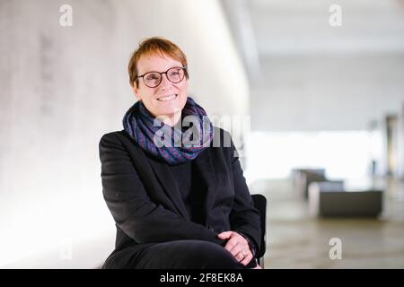 Lohheide, Deutschland. April 2021. Elke Gryglewski, Direktorin der Gedenkstätte Bergen-Belsen, sitzt im Dokumentationszentrum der Gedenkstätte Bergen-Belsen. Seit Januar ist sie Direktorin der Gedenkstätte Bergen-Belsen. Am 15. April jährt sich die Befreiung des Konzentrationslagers Bergen-Belsen zum 76. Mal - 2020 gibt es nur eine Online-Gedenkfeier. Quelle: Ole Spata/dpa/Alamy Live News Stockfoto