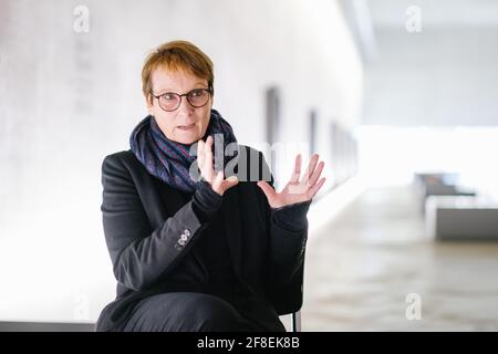 Lohheide, Deutschland. April 2021. Elke Gryglewski, Direktorin der Gedenkstätte Bergen-Belsen, sitzt im Dokumentationszentrum der Gedenkstätte Bergen-Belsen. Angesichts des wachsenden Antisemitismus, zum Beispiel durch Corona-Leugner, fordert sie mehr Unterstützung für jüdische Gemeinden und Gedenkstätten. Am 15. April jährt sich die Befreiung des Konzentrationslagers Bergen-Belsen zum 76. Mal - wie 2020 wird es nur eine Online-Gedenkfeier geben. Quelle: Ole Spata/dpa/Alamy Live News Stockfoto