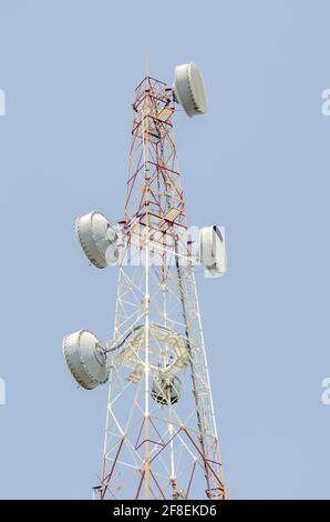 Vertikaler niedriger Winkel des Telekommunikationsturms am klaren blauen Himmel Hintergrund Stockfoto