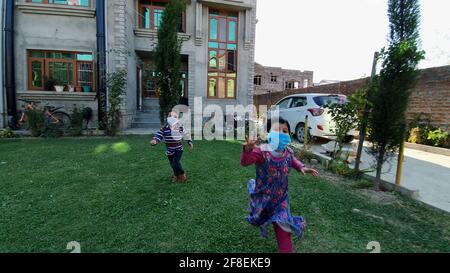 Maskierte Kinder spielen Stockfoto