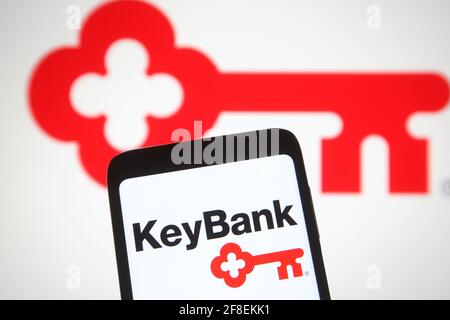 Ukraine. April 2021. In dieser Abbildung ist das KeyBank-Logo eines US-amerikanischen Privatkundenbankunternehmens auf einem Smartphone und einem pc-Bildschirm zu sehen. (Foto von Pavlo Gonchar/SOPA Images/Sipa USA) Quelle: SIPA USA/Alamy Live News Stockfoto