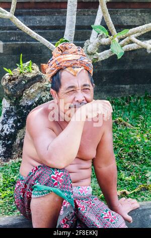 Bali, Indonesien - 6. Juli 2011: Mann in traditioneller Kopfbedeckung. Bali ist berühmt für seine Batik Stockfoto