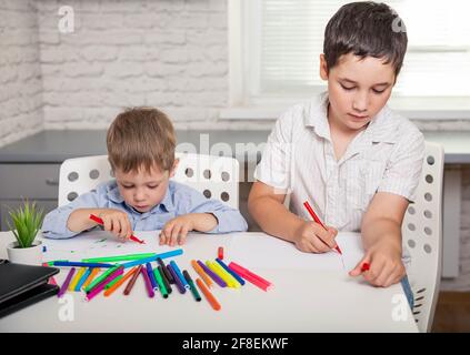 Jungen werden Maler, Künstler, Talentkonzept. Kreative Jungs Stockfoto