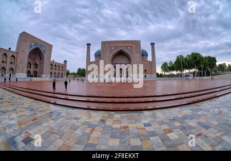 Der Registan-Platz, gepflastert mit gefeuerten Ziegeln und Kopfsteinpflaster, und das architektonische Ensemble seiner drei Gebäude, Meisterwerke der mittelalterlichen islamischen Archi Stockfoto