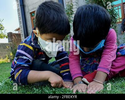 Maskierte Kinder spielen Stockfoto