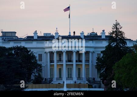 (210414) -- WASHINGTON, 14. April 2021 (Xinhua) -- das Foto vom 13. April 2021 zeigt das Weiße Haus in Washington, DC, USA. Präsident Joe Biden wird den Abzug der US-Truppen aus Afghanistan bis zum 11. September am Mittwoch bekannt geben, berichteten mehrere US-Medien am Dienstag. Die Entscheidung würde die militärische Präsenz der USA in Afghanistan über einen Termin am 1. Mai hinaus verlängern, der in einer Vereinbarung zwischen der vorherigen Regierung und den afghanischen Taliban festgelegt wurde. Jen Psaki, die Pressesprecherin des Weißen Hauses, sagte Reportern bei einem täglichen Briefing, dass Biden voraussichtlich eine offizielle Ankündigung der dez. machen wird Stockfoto