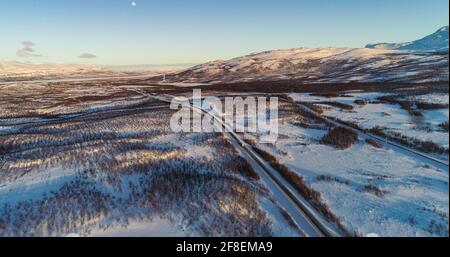 LKW fahren in borealer Natur Stockfoto