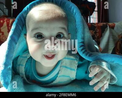 Schöne Kind verschiedene Posen sieht sehr gut aus. Kleines Kind nach der Geburt haben weiche Wangen und unschuldiges kleines Gesicht mit einem strahlenden Lächeln. Stockfoto