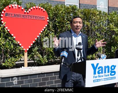 New York, NY - 13. April 2021: Bürgermeisterkandidat Andrew Yang gibt Ankündigung vor dem Elmhurst Hospital Center ab Stockfoto