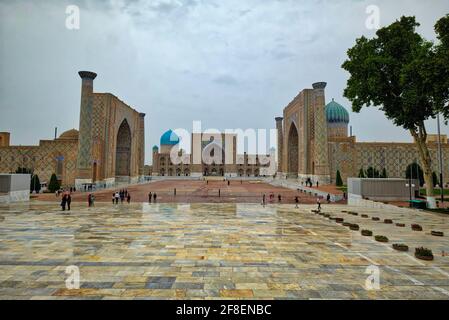 Das zentrale Gebäude des Ensembles ist Tilla-Qori Madrasah (auch geschrieben Tilla-Kori, Tillya-Kori, Tilya-Kori, Tilla-Kori); Ulugbek Madrasah (auch spe Stockfoto