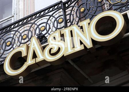 Casino-Schild auf einer Straße der Stadt Stockfoto