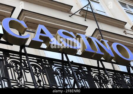 Casino-Schild an der Wand eines Gebäudes Stockfoto