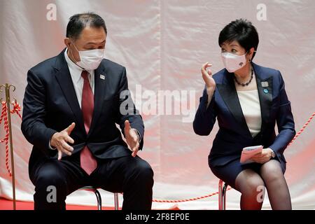 Tokio, JPN. April 2021. Der Präsident des japanischen Olympischen Komitees, Yasuhiro Yamashita, links, und die Regierung von Tokio. Yuriko Koike, rechts, spricht vor der Enthüllung der Statuen von Miraitowa und Someity, offiziellen Maskottchen für die Olympischen und Paralympischen Spiele 2020 in Tokio, 100 Tage vor dem Beginn der Olympischen Spiele Tokio 2020 im Gebäude der Tokyo Metropolitan Government am Mittwoch, den 14. April 2021, in Tokio. Quelle: POOL/ZUMA Wire/Alamy Live News Stockfoto