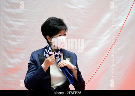 Tokio, JPN. April 2021. Tokyo Gov. Yuriko Koike, rechts, passt ihren Schal vor der Enthüllung der offiziellen Maskottchen von Miraitowa und Someity für die Olympischen und Paralympischen Spiele 2020 in Tokio, 100 Tage vor dem Beginn der Olympischen Spiele in Tokio 2020 im Gebäude der Tokyo Metropolitan Government am Mittwoch, den 14. April 2021, in Tokio an. Quelle: POOL/ZUMA Wire/Alamy Live News Stockfoto