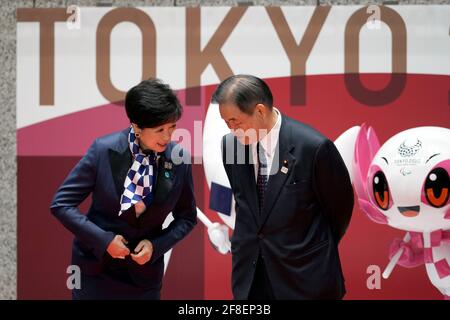 Tokio, JPN. April 2021. Tokyo Gov. Yuriko Koike, links, und Toshiaki Endo, Vizepräsident des Organisationskomitees von Tokio 2020, rechts, sprechen während der Enthüllung der Statuen der offiziellen Maskottchen von Miraitowa und Someity für die Olympischen Spiele und Paralympics 2020 in Tokio, 100 Tage vor Beginn der Olympischen Spiele Tokio 2020 im Gebäude der Tokyo Metropolitan Government am Mittwoch, den 14. April 2021, in Tokio. Quelle: POOL/ZUMA Wire/Alamy Live News Stockfoto