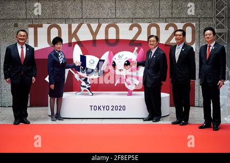 14. April 2021, Tokio, JPN: Von links, Präsident des japanischen Olympischen Komitees, Yasuhiro Yamashita, Tokyo Gov. Yuriko Koike, Organisationskommission Tokio 2020, Vizepräsident Toshiaki Endo, Ryoichi Ishikawa, Präsident der Tokyo Metropolitan Assembly, und Kunihiko Koyama, Vorsitzender des Sonderausschusses für Maßnahmen zur Förderung der Olympischen und Paralympischen Spiele der Tokyo Metropolitan Assembly, Pose mit den unverhüllten Statuen von Miraitowa, links, Und Someity, right, maskieren Beamte für die Olympischen Spiele 2020 in Tokio und die Paralympics, um 100 Tage vor dem Beginn der Olympischen Spiele in Tokio 2020 in der Metropole Tokio zu markieren Stockfoto