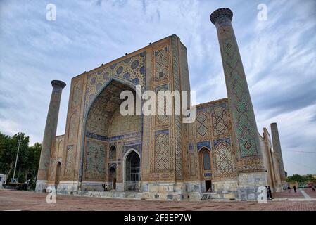 Ulugbek Madrasah wurde im Auftrag von Ulugbek, dem Enkel von Tamerlane, in den Jahren 1417-1420 gebaut. Ulugbek, ein Wissenschaftler auf dem Thron genannt, war ein prominentes Astronom Stockfoto