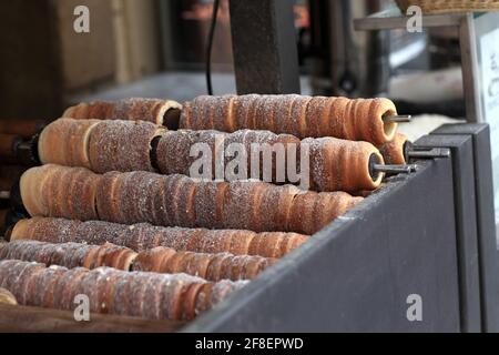 Backen von tschechischen Trdelník auf der Straße von Prag Stockfoto