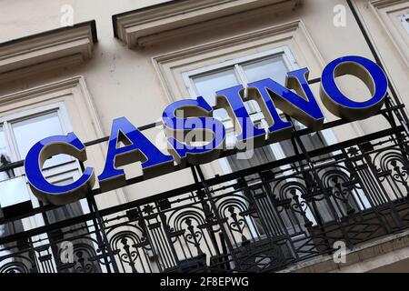 Blaues Casino-Schild auf einer Straße der Stadt Stockfoto