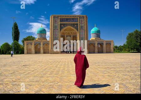 Die Madrasah wurde aus Backstein gebaut und mit drei blauen Kuppeln gekrönt. Die Türen der Zellen (khudjrs) und das Tor von Barak-Khan Madrasah sind mit ivo eingelassen Stockfoto