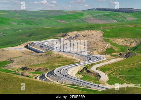 Eine kurvenreiche Straße durch einen Bergpass Stockfoto