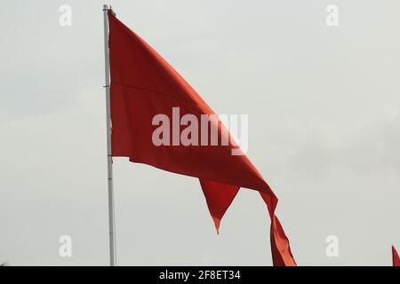 Rote Tempelflagge, die im Wind weht Stockfoto