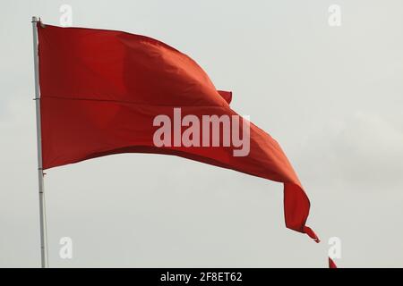 Rote Fahne weht im Wind Stockfoto