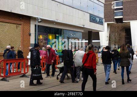 Mit der Lockdown in Großbritannien kehren die Massen in den Laden im Stadtzentrum von Basildon zurück, in der Nähe der Ecke von Primark Store, Basildon, Essex, Großbritannien Stockfoto
