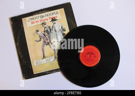 Englische Glam-Rockband, Mott the Hoople-Musikalbum auf Vinyl-LP-Schallplatte. Titel: All the Young Dudes Stockfoto