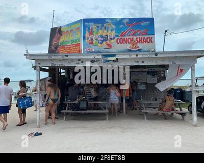 Joe's Conch Shack ist ein muss, wenn man in Bimini ist. Denken Sie daran, auf der „Inselzeit“ zu sein. Schnappen Sie sich ein Bier, warten Sie auf die Krabbbbbbbbiere der Muschel Stockfoto