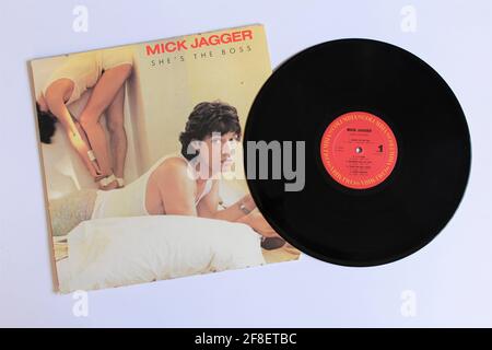 Rock-, Blues- und Pop-Künstler Mick Jagger, Musikalbum auf Vinyl-LP-Disc. Mit dem Titel: Sie ist der Boss Stockfoto