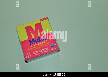 Neues Retro-Paket von Midol komplette Medizin für Krämpfe, Müdigkeit und Blähungen auf einem isolierten Hintergrund. Stockfoto