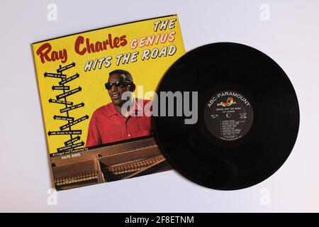 R&B, Blues- und Jazz-Künstler, Ray Charles-Musikalbum auf Vinyl-LP. Titel: The Genius Hits The Road Album Cover Stockfoto