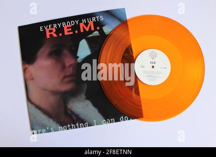 Alternative Rockband R.E.M. Musikalbum auf Vinyl-Schallplatte. Titel: Everybody Hurts Album Cover Stockfoto