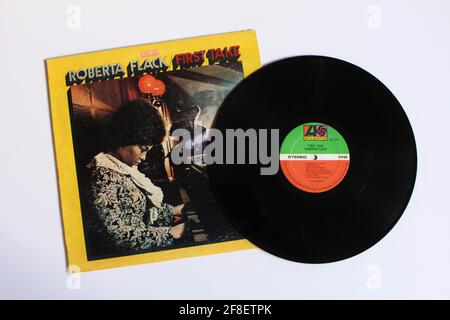 Jazz-, Soul- und RNB-Künstlerin, Roberta Flack-Musikalbum auf Vinyl-Schallplatte. Titel: Zuerst Album Cover nehmen Stockfoto